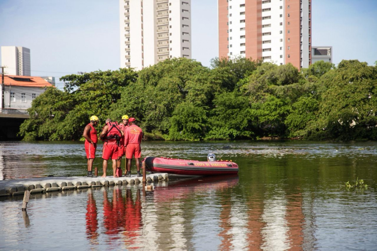 Bombeiros buscam por homem que caiu de remo no Rio Capirabibe (Foto: Marina Torres/DP Foto)