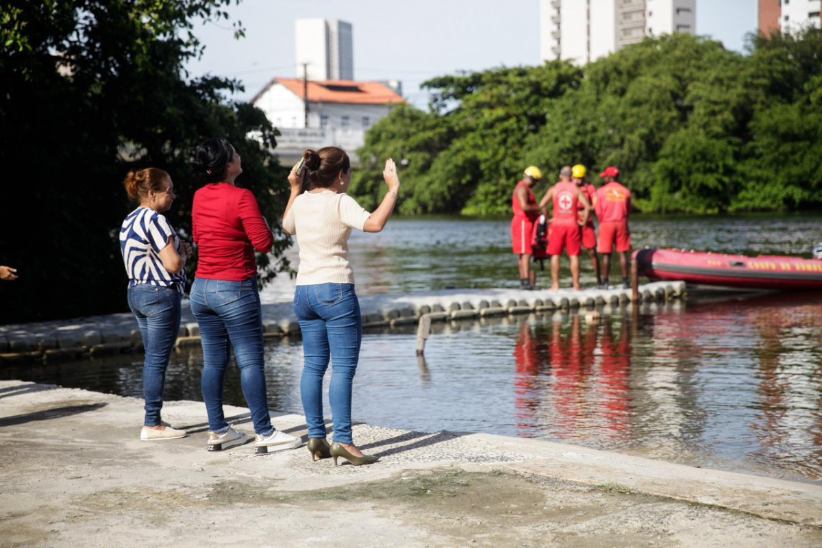 Bombeiros buscam por homem que caiu de remo no Rio Capirabibe (Foto: Marina Torres/DP Foto)