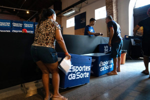 A a&ccedil;&atilde;o contou com a distribui&ccedil;&atilde;o de kits com camisa, isopor, guarda-sol, doleira e barracas personalizadas