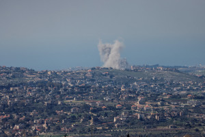 Fuma&ccedil;a sobe do local de um ataque a&eacute;reo israelense no sul do L&iacute;bano