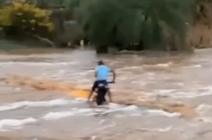 V&iacute;deo mostra motociclista sendo arrastado pela &aacute;gua durante sangramento de a&ccedil;ude em Santa Cruz do Capibaribe, no Sert&atilde;o

