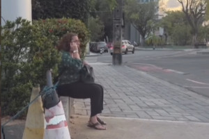 Jovem surpreende m&atilde;e ao busc&aacute;-la no trabalho com o primeiro carro no Recife