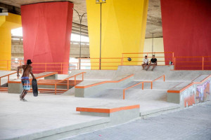 &Aacute;rea sob viaduto ganhou pista de skate no Recife 