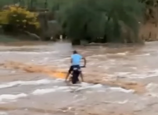 Vídeo mostra motociclista sendo arrastado pela água durante sangramento de açude em Santa Cruz do Capibaribe, no Sertão
/Fotos: Redes sociais