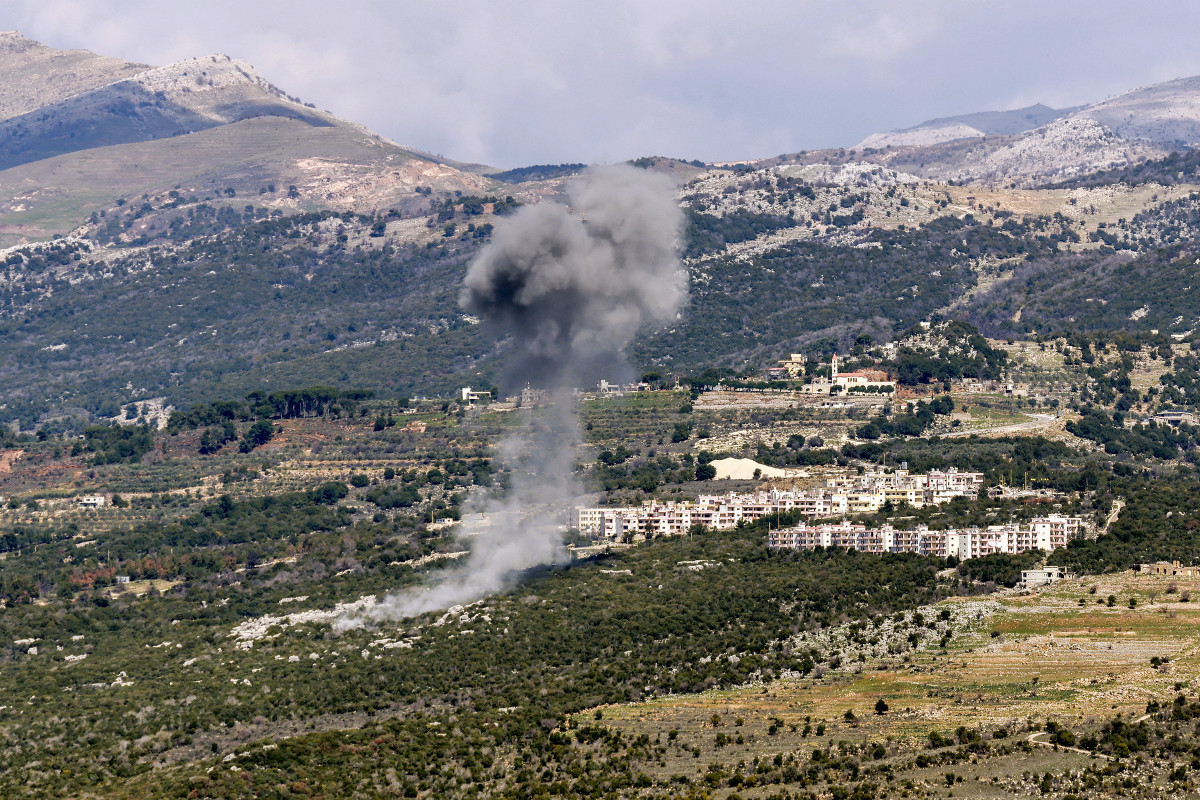 Fumaça sobe da aldeia de Qatrani, no sul do Líbano, após bombardeios israelenses/RABIH DAHER/AFP