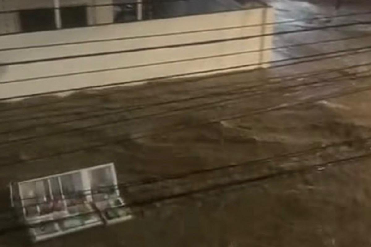 Chuva em Gravatá arrasta móveis (Foto: Reprodução/Instagram)
