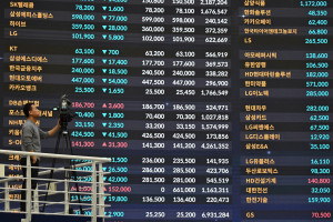 Painel eletr&ocirc;nico exibindo o &iacute;ndice da bolsa de valores da Coreia do Sul na Bolsa de Valores da Coreia, em Seul