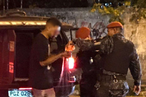 Imagem mostra jovem com policiais militares antes de ser socorrido a hospital.