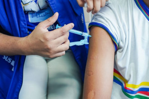 Munic&iacute;pios iniciam vacina&ccedil;&atilde;o em escolas 