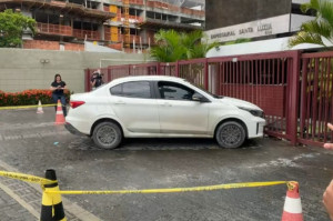 Carro ficou parado em frente a um pre&acute;dio em casa Forte, ap&oacute;s assassinato de motorista de aplicativo 