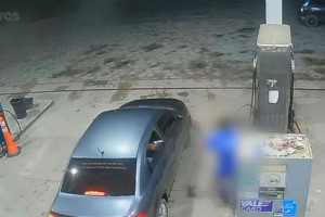 Ocupante de carro atirou em frentista ao lado de bomba em posto de combust&iacute;veis, em Jaboat&atilde;o 