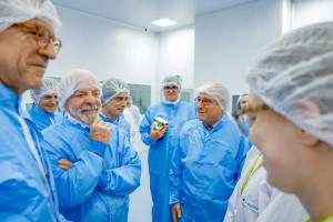 "Isso aqui &eacute; nosso m&iacute;ssil", diz Lula ao exibir rem&eacute;dio em visita &agrave; fabrica