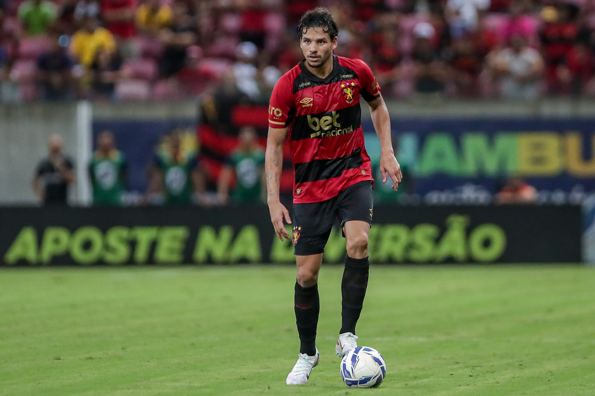 Zagueiro Chico em ação pelo Sport/Rafael Vieira/FPF