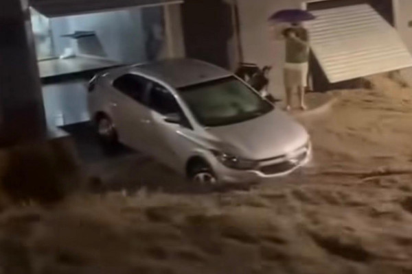 Carro fica preso em correnteza após chuvas no Agreste (Foto: Reprodução/Instagram)