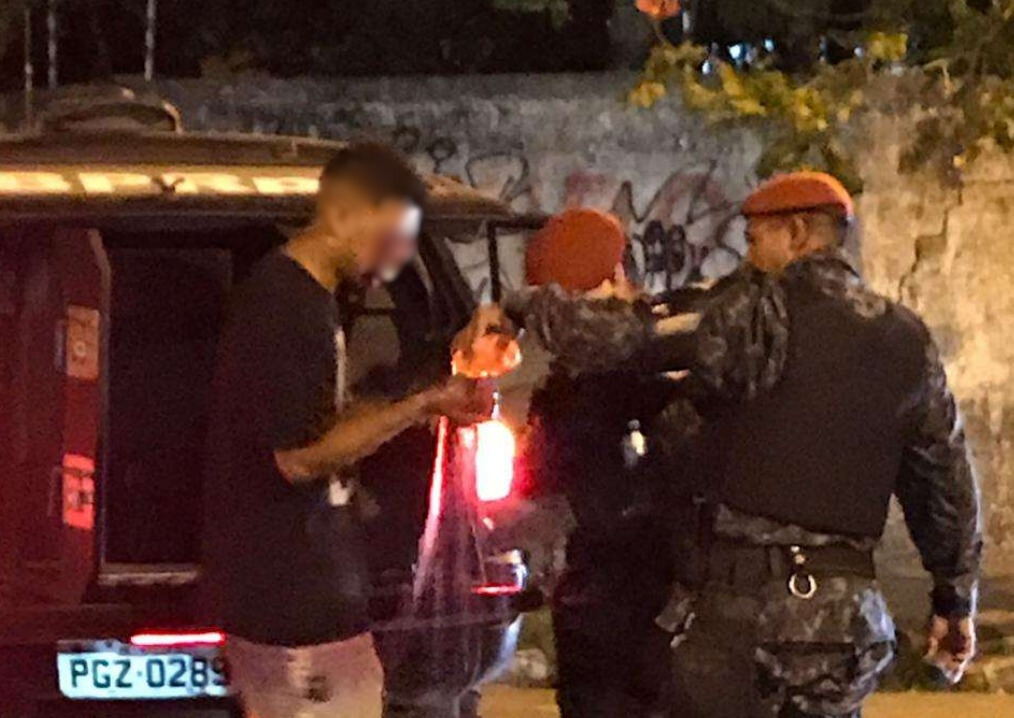 Imagem mostra jovem com policiais militares antes de ser socorrido a hospital./Foto: Reprodução