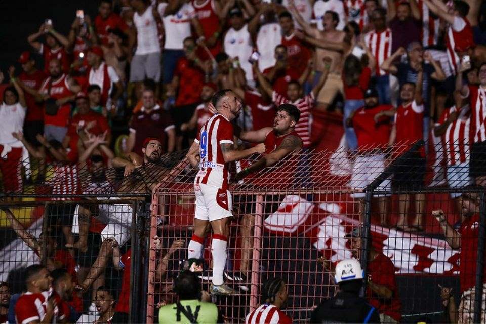 Paulo Sérgio, do Náutico, em comemoração de gol na Ilha do Retiro/Rafael Vieira/CNC