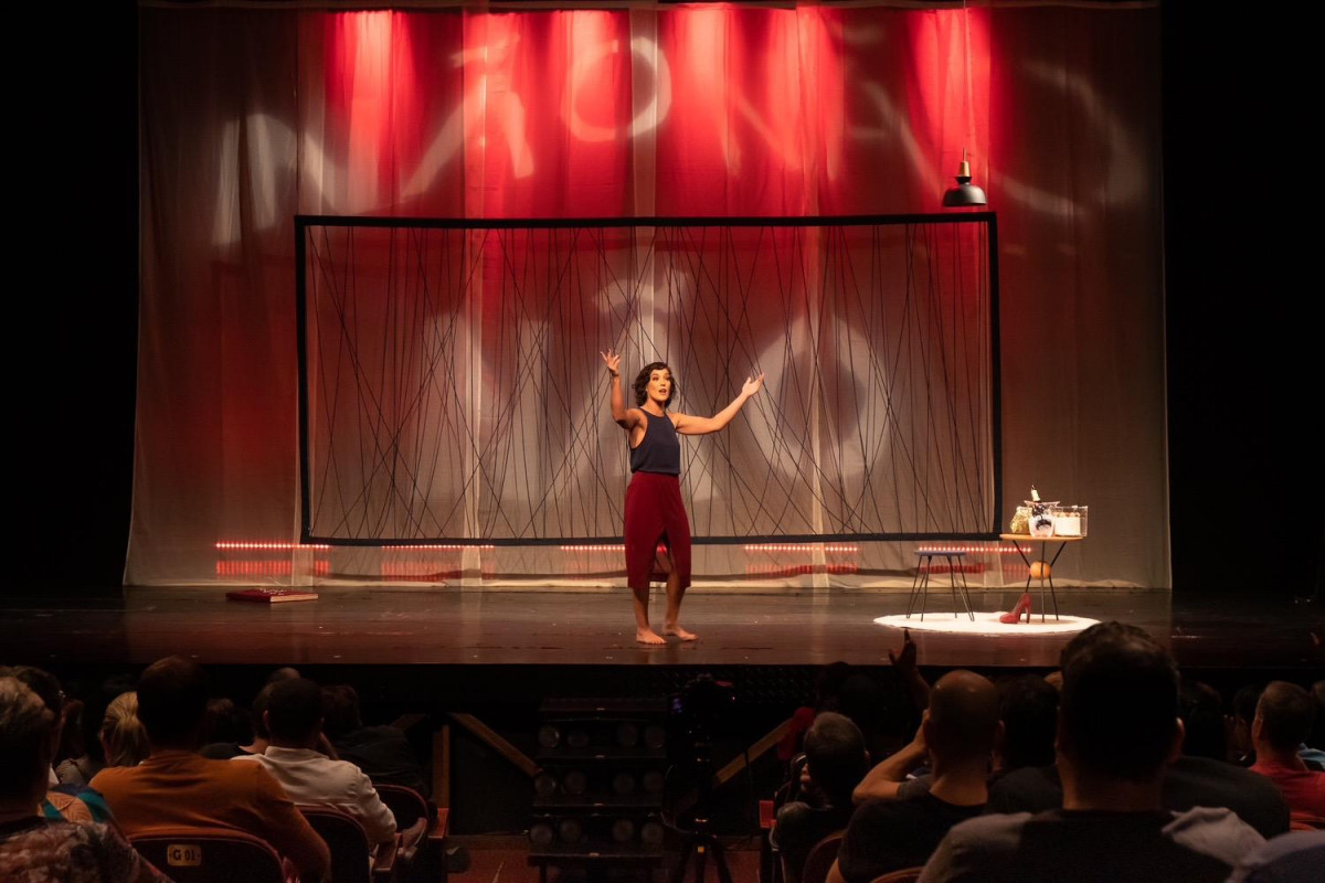 Adriana Birolli volta ao Recife com o espetáculo 'NÃO! A Comédia Para Quem Tem Dificuldade de Dizer Não'  (Foto: Nando Machado)