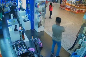 Suspeitos furam iphones em loja dentro de shopping em Olinda