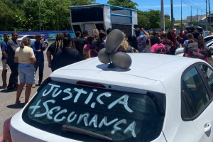 Motoristas por aplicativo em protesto em frente ao Centro de Conven&ccedil;&otilde;es
