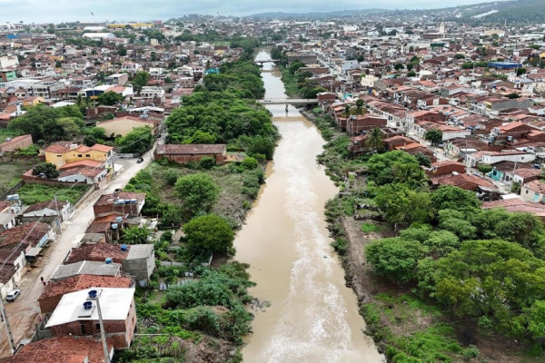 Rio Ipojuca transborda em Gravatá após chuvas (Foto: Anderson Souza/Prefeitura de Gravatá)