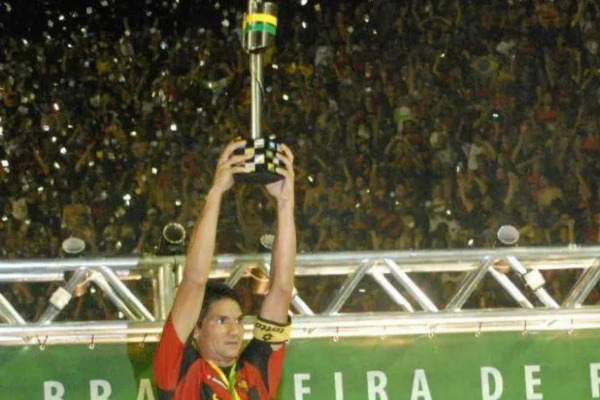Durval levantando a taça da Copa do Brasil de 2008. /Foto: Arnaldo Carvalho/ Sport