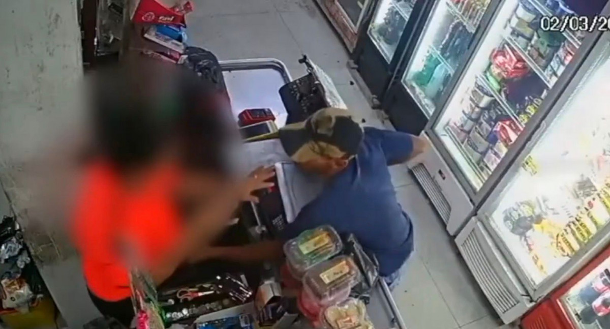 Imagens mostram momento em que funcionária reage a tentativa de assalto em mercadinho no Recife
/Reprodução/Redes sociais