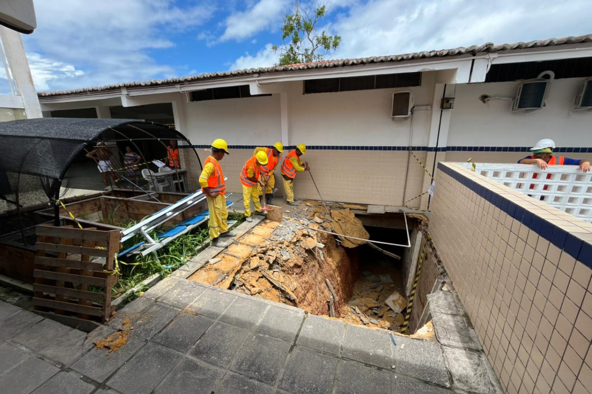 Obras em pátio de escola onde cratera se abriu e deixou aluna ferida/Foto: SEE-PE