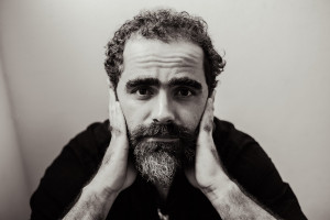 M&uacute;sico baiano Dorea se relaciona de forma mais &iacute;ntima com o p&uacute;blico em "O Que Mais Voc&ecirc; Quer de Mim?"