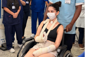 A sa&iacute;da de Alana do hospital foi marcada por aplausos da equipe m&eacute;dica