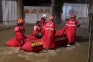 Bombeiros usaram bote para resgatar pessoas ilhadas em Salgueiro