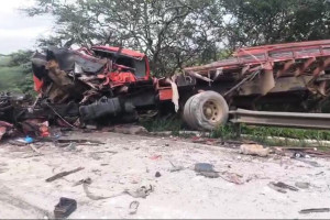   Caminh&otilde;es batem de frente na BR-232 e motoristas morrem 