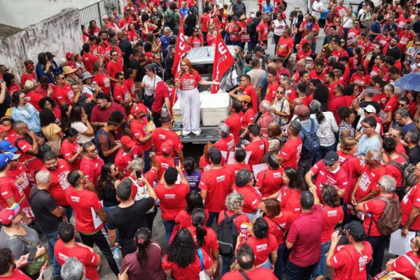 Trabalhadores da educa&ccedil;&atilde;o fizeram ato, nesta quinta (5), no Recife 