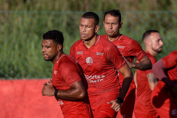 Mateus Silva, zagueiro do N&aacute;utico, em treinamento no CT