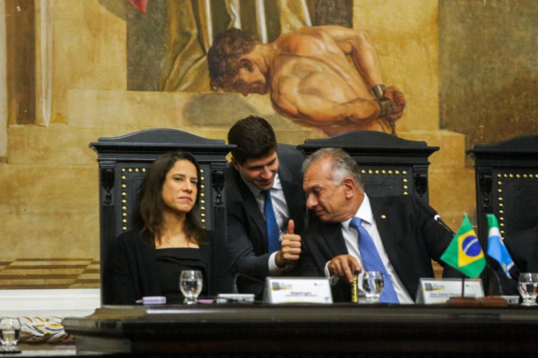 Raquel Lyra (PSD), João Campos (PSB) e Carlos Eduardo Contar (TRE-MS) ( Crysli Viana/ DP Foto)
