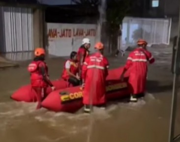 Bombeiros usaram bote para resgatar pessoas ilhadas em Salgueiro/Reprodução Redes Sociais 