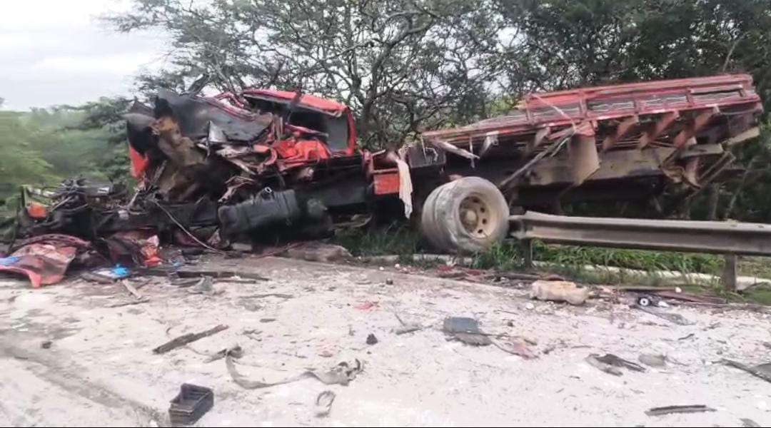 Caminhão ficou destruído com colisão frontal no Agreste /PRF