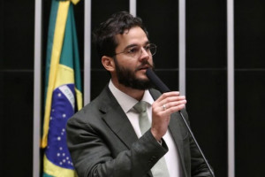 T&uacute;lio Gad&ecirc;lha solicita investiga&ccedil;&atilde;o sobre rela&ccedil;&atilde;o entre Vorcaro e jatinho usado por Nikolas Ferreira