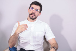 Padre Filipe Ara&uacute;jo, do Santu&aacute;rio M&atilde;e Rainha, visitou a reda&ccedil;&atilde;o do Diario