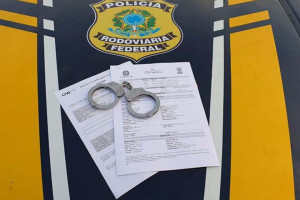 Foragido da justi&ccedil;a por homic&iacute;dio foi abordado pela PRF na BR-408