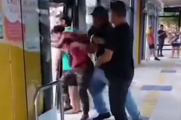 Jovem é agredido em estação de BRT em Camaragibe (Foto: Reprodução/Instagram)