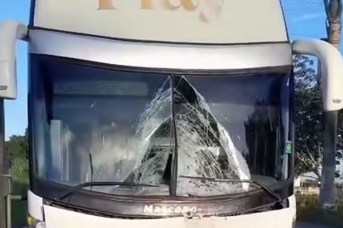 Colisão frontal entre ônibus da cantora Flay deixa um homem morto (Foto: Reprodução/Instagram)