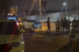 A explos&atilde;o atingiu a entrada da &aacute;rea consular da embaixada por volta de 1h00 (21h00 de Bras&iacute;lia, s&aacute;bado), informou a pol&iacute;cia