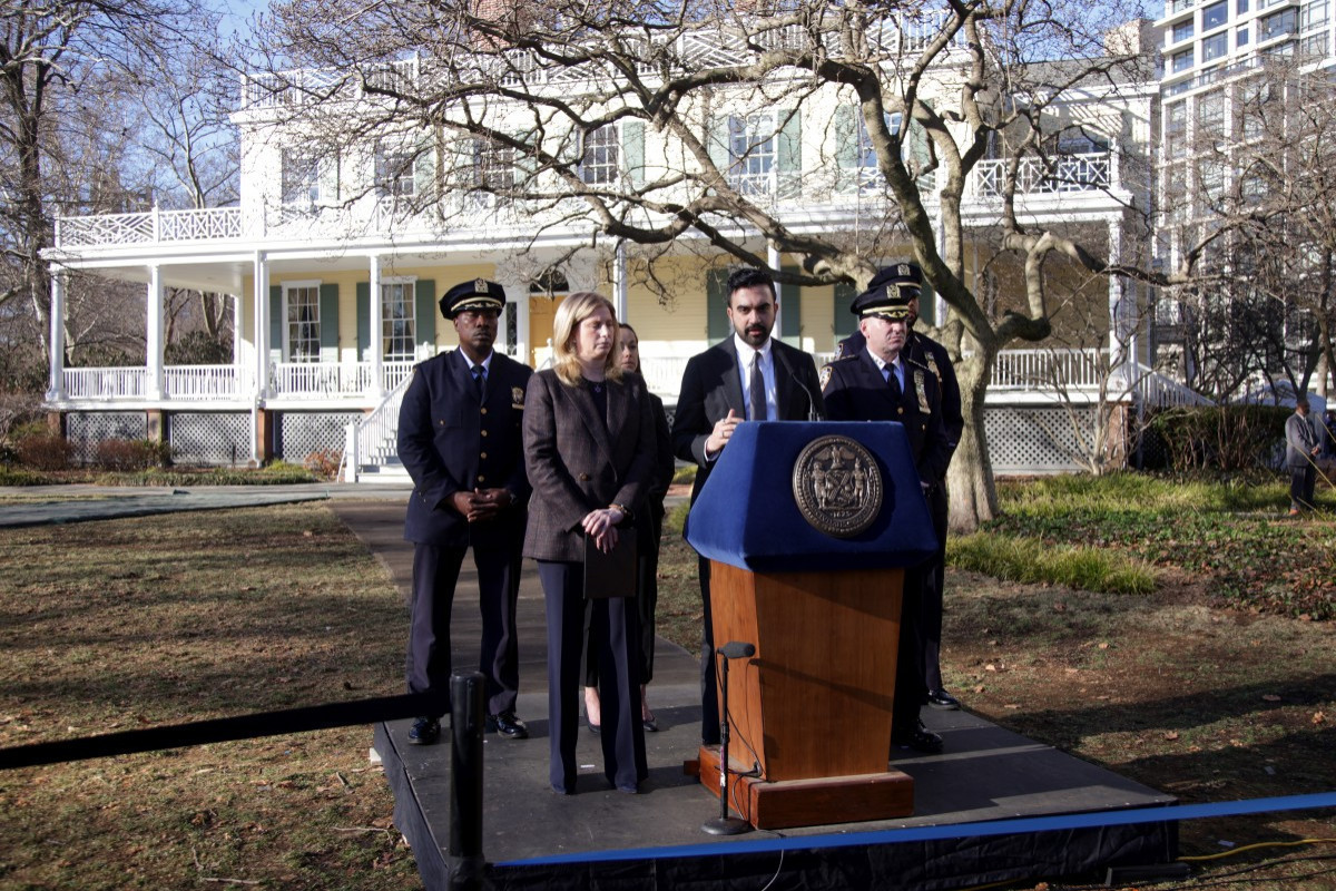 O prefeito de Nova York, Zohran Mamdani, discursa ao lado da comissária de polícia de Nova York após o ocorrido /LEONARDO MUNOZ / AFP