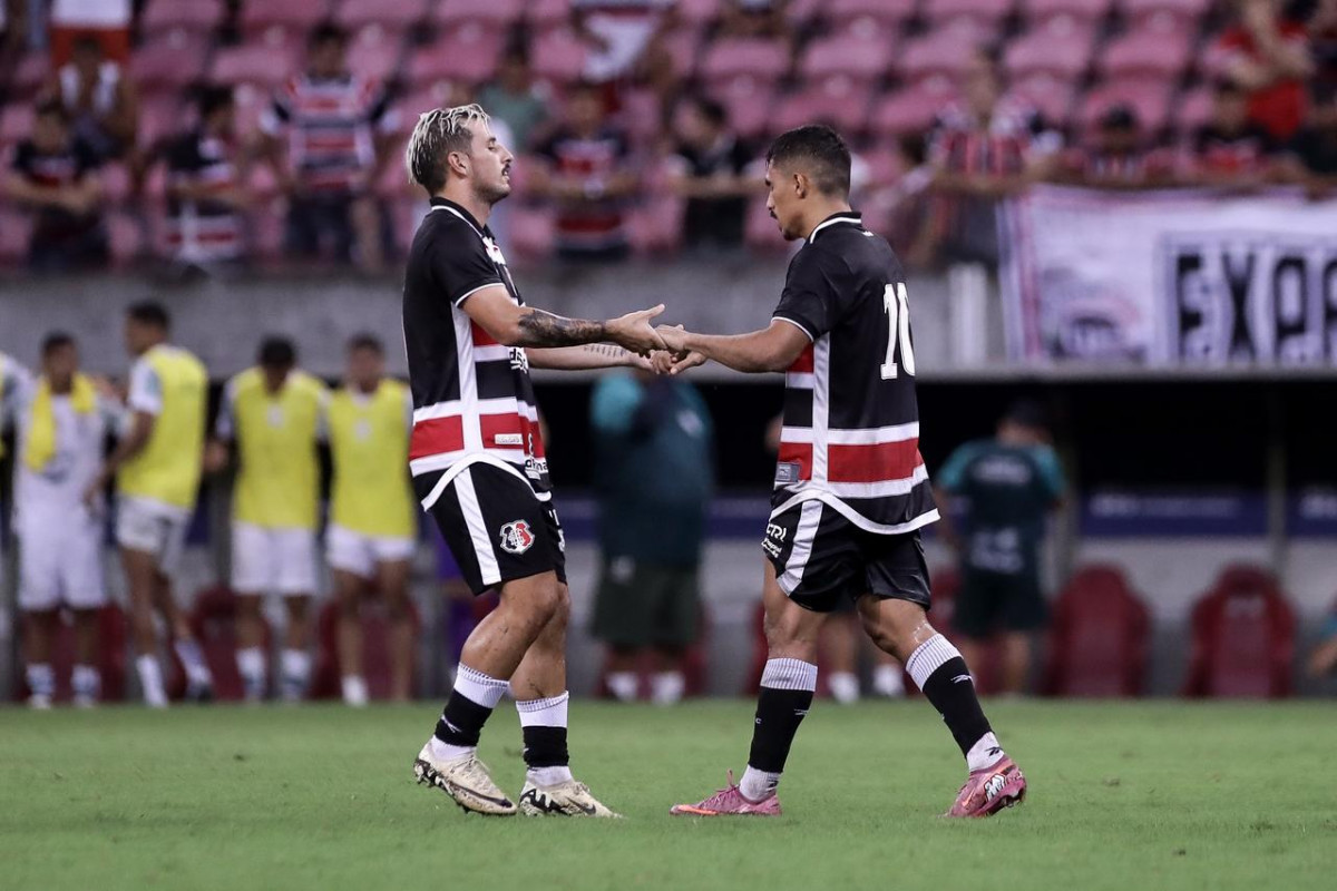 Gabriel Galhardo e Willian Júnior, jogadores do Santa Cruz/Rafael Vieira/DP Foto