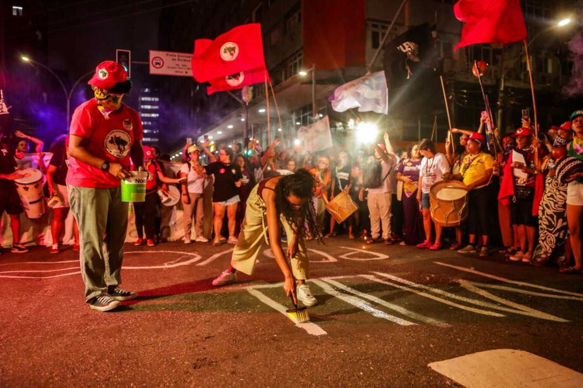 Militantes fazem desenhos no chão como forma de protesto contra feminicídio (Foto: Crysli Viana/DP Foto)