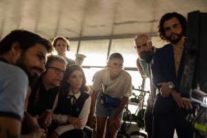 Equipe de "O Agente Secreto" durante as filmagens de cena no aeroporto