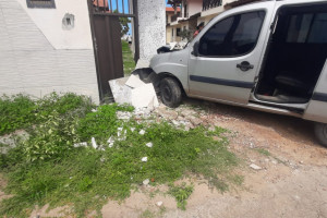 Carro colidiu com muro de condom&iacute;nio