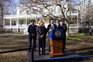 O prefeito de Nova York, Zohran Mamdani, discursa ao lado da comiss&aacute;ria de pol&iacute;cia de Nova York ap&oacute;s o ocorrido 