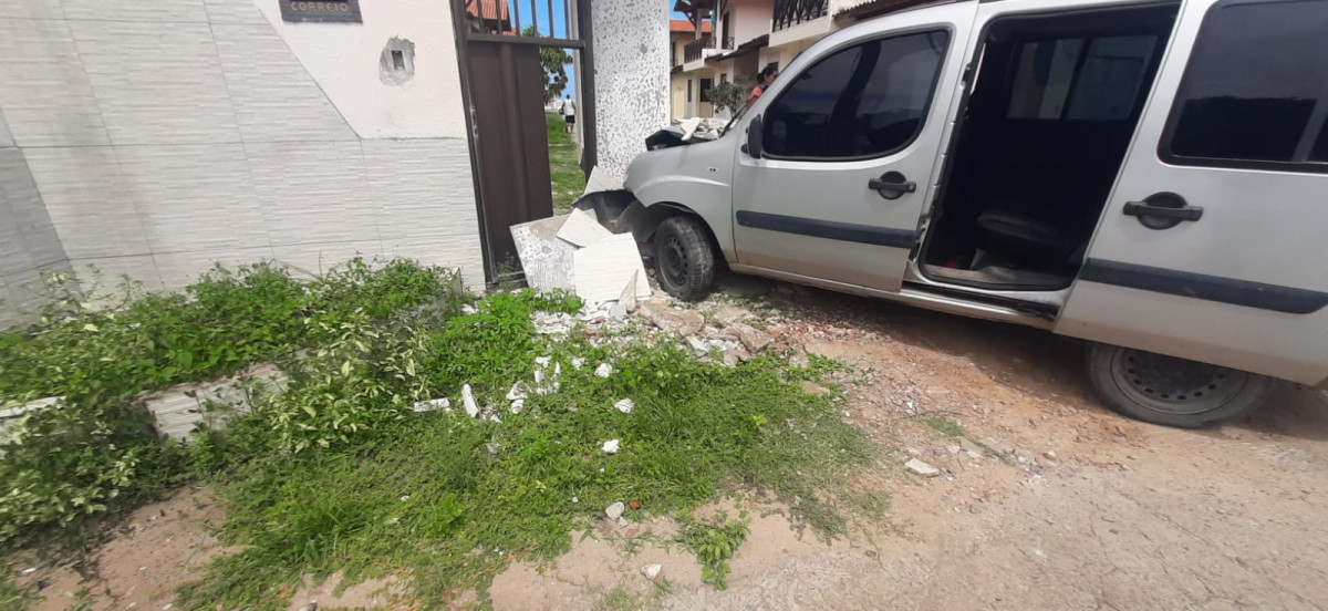 Carro colidiu com muro de condomínio/Foto: Reprodução/Whatsapp