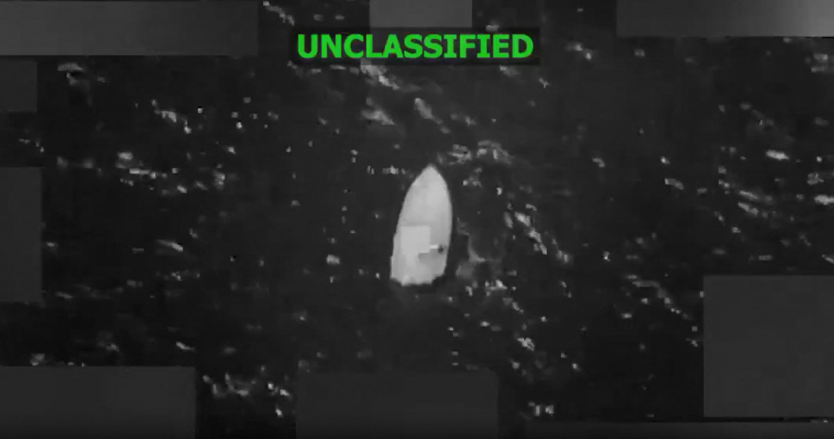 Embarcação antes de ser atingida sob as ordens do Comandante General Francis L. Donovan, enquanto supostamente transitava por rotas de narcotráfico no Pacífico oriental/HANDOUT/US SOUTHERN COMMAND/AFP